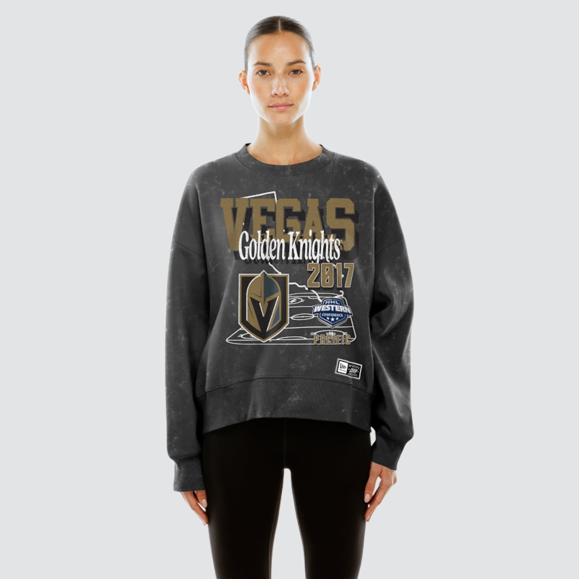 Sweat-shirt à col rond New Era noir Vegas Golden Knights Throwback en molleton délavé l'huile minérale pour femme