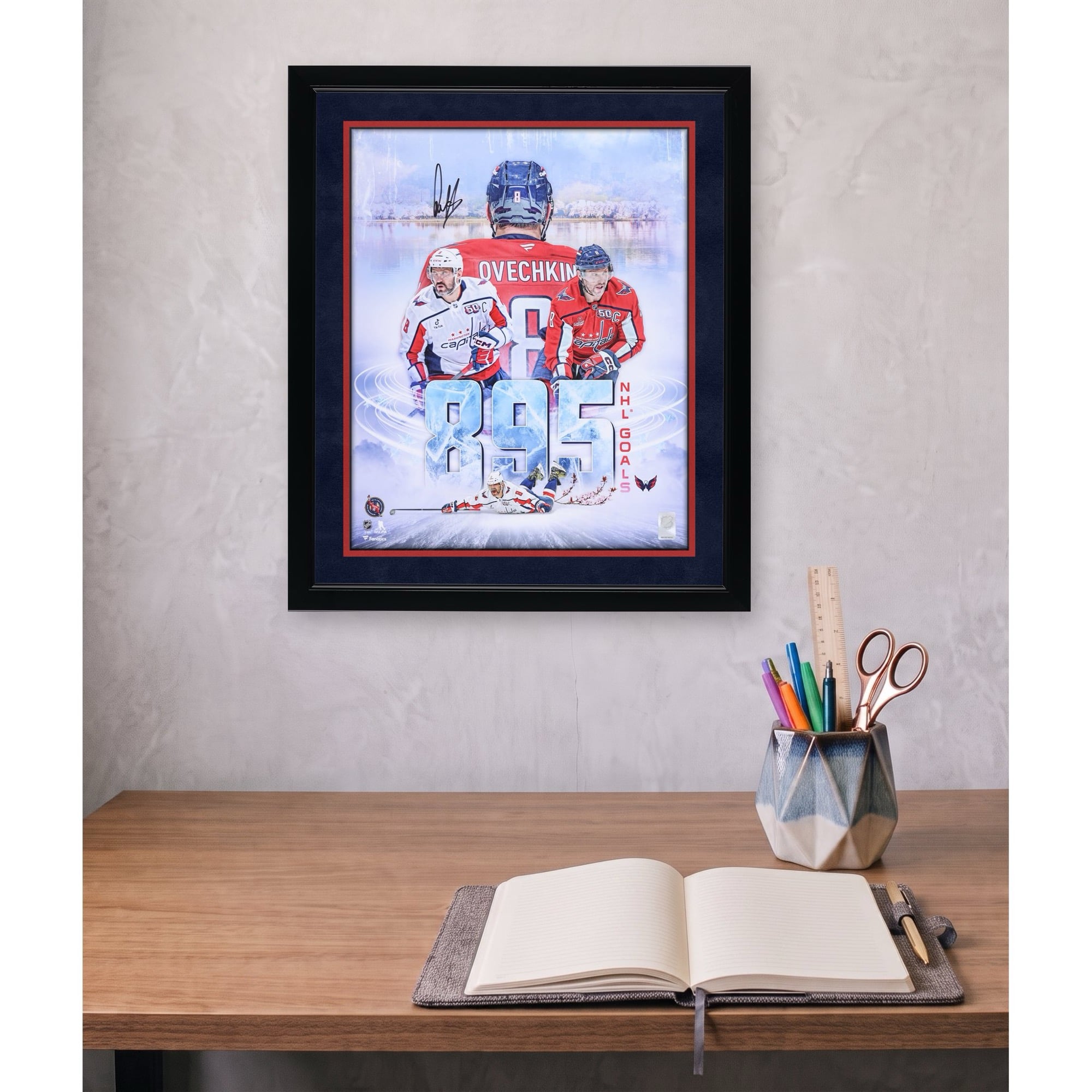 Photo stylisée autographiée d'Alexander Ovechkin, joueur des Capitals de Washington, marquant son 895e but (40,6 x 50,8 cm).