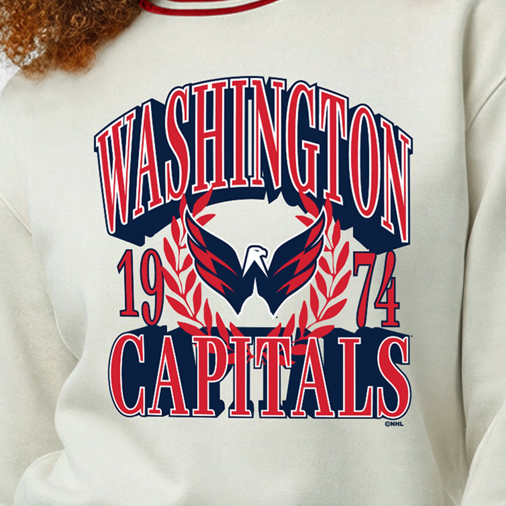 Sweat-shirt Champion crème pour femme, motif Bold Laurels des Washington Capitals, en fil tissé inversé.