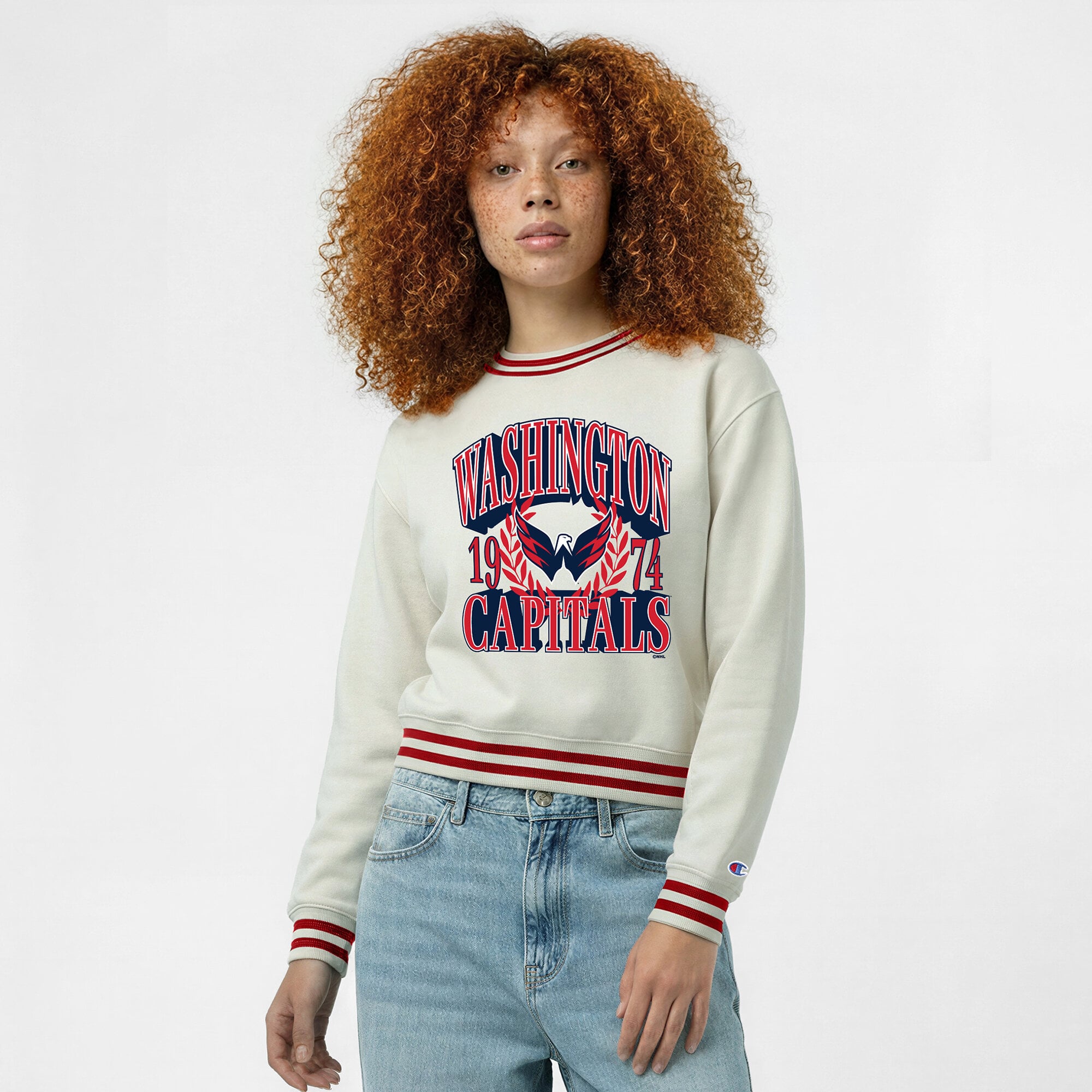 Sweat-shirt Champion crème pour femme, motif Bold Laurels des Washington Capitals, en fil tissé inversé.