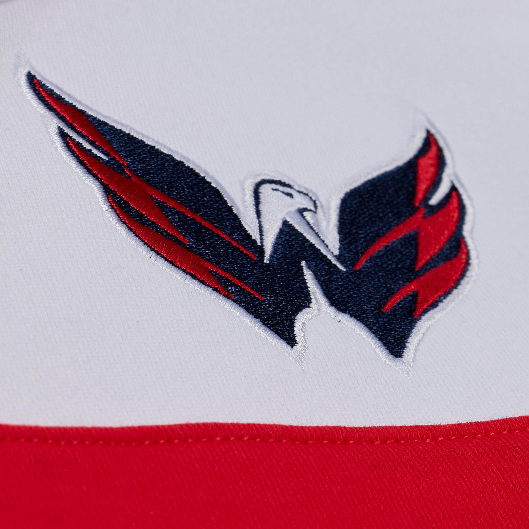 Sweat à capuche Mitchell & Ness blanc/marine pour femme, modèle entraîneur-chef des Capitals de Washington