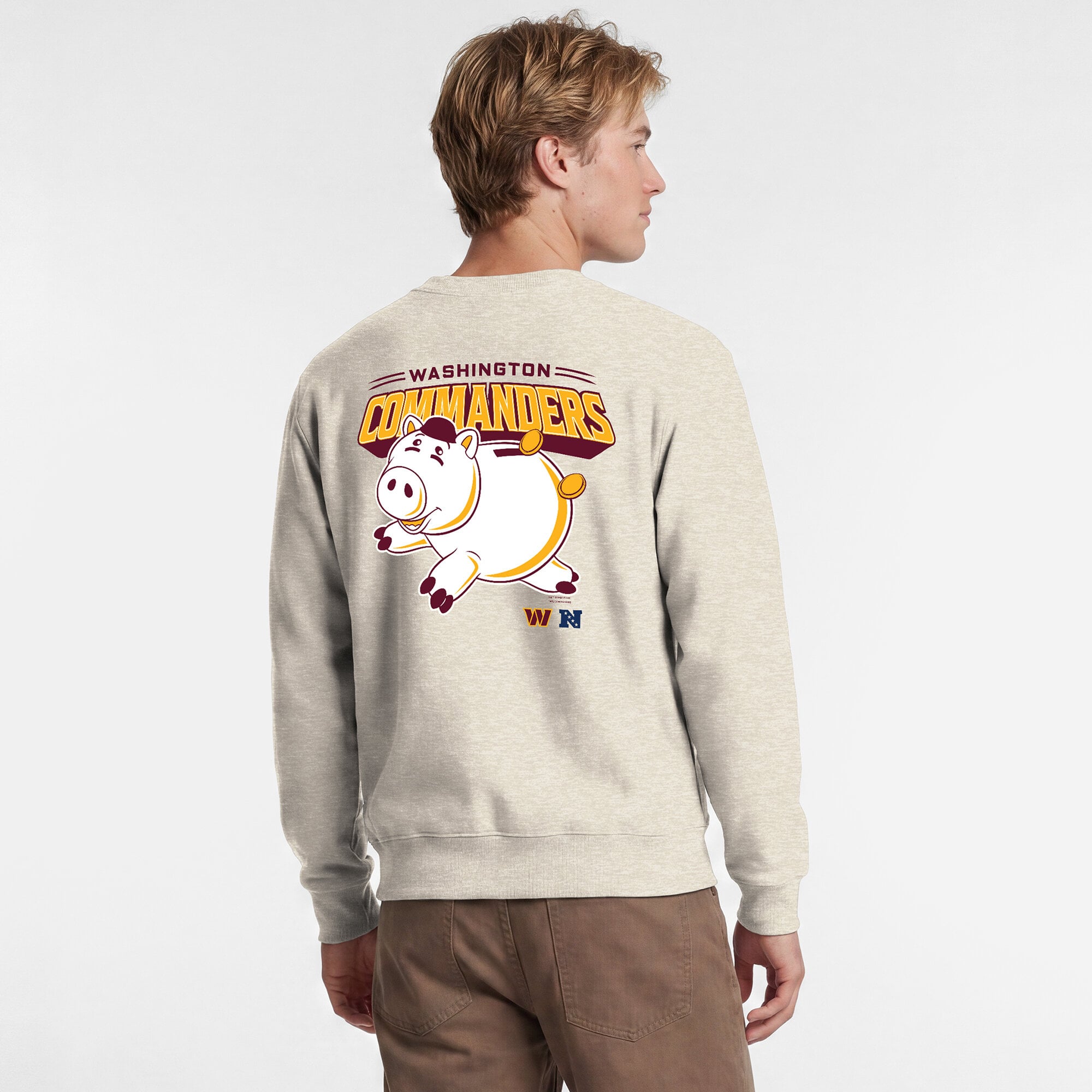 Sweat-shirt à col rond pour homme Disney x Champion Oatmeal Washington Commanders Powerblend, imprimé poitrine gauche et dos.
