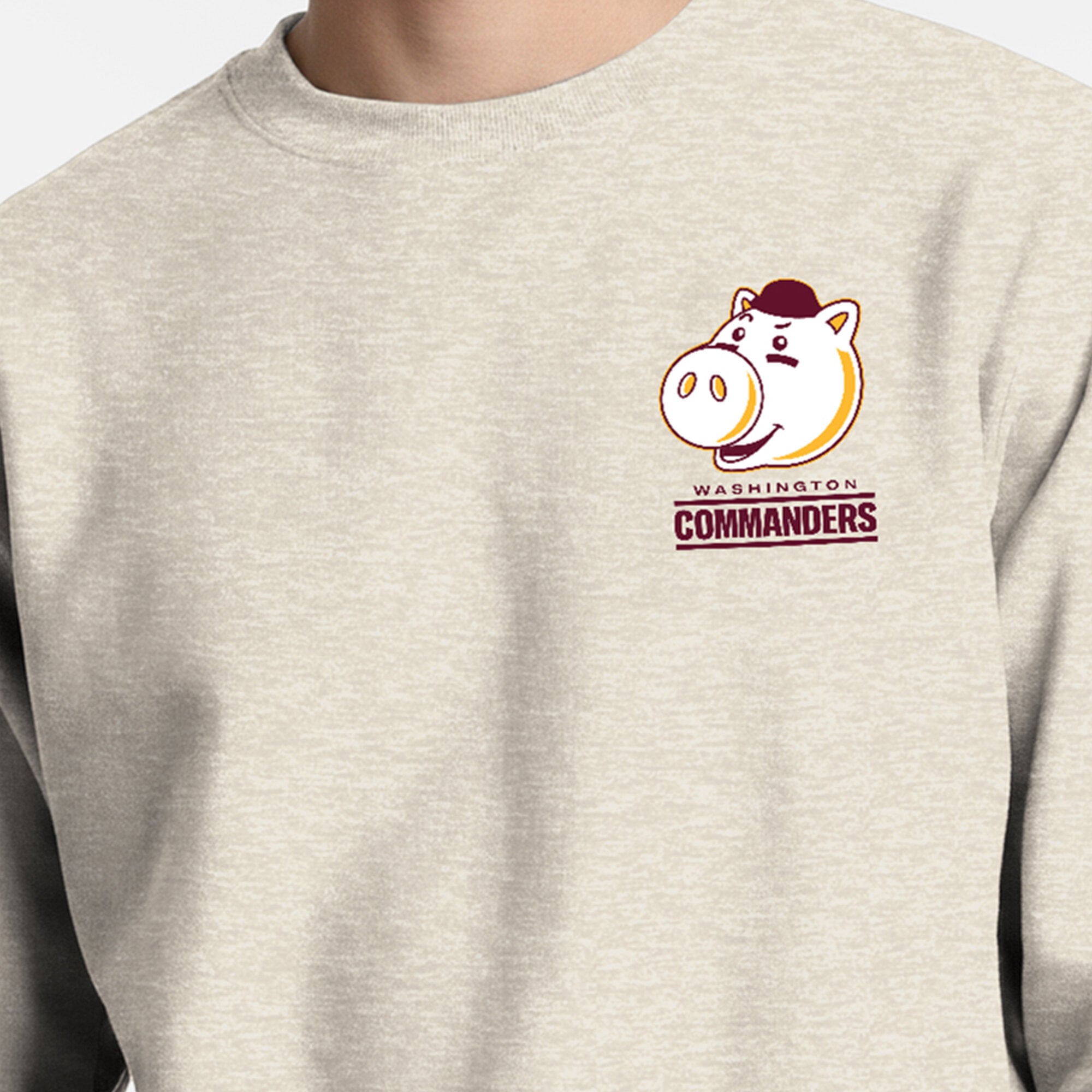 Sweat-shirt à col rond pour homme Disney x Champion Oatmeal Washington Commanders Powerblend, imprimé poitrine gauche et dos.