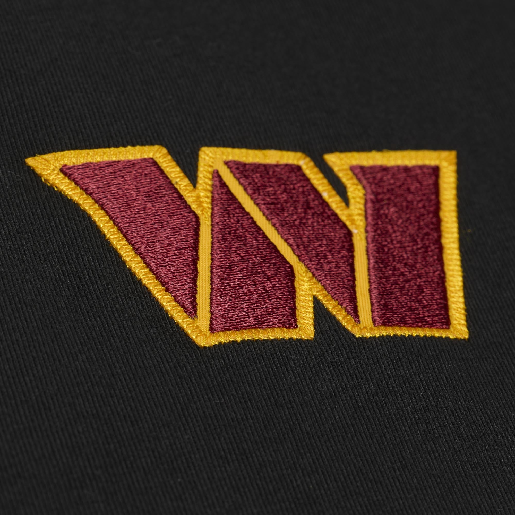 T-shirt Mitchell & Ness Sean Taylor Black Washington Commanders pour homme, joueur solo retraité