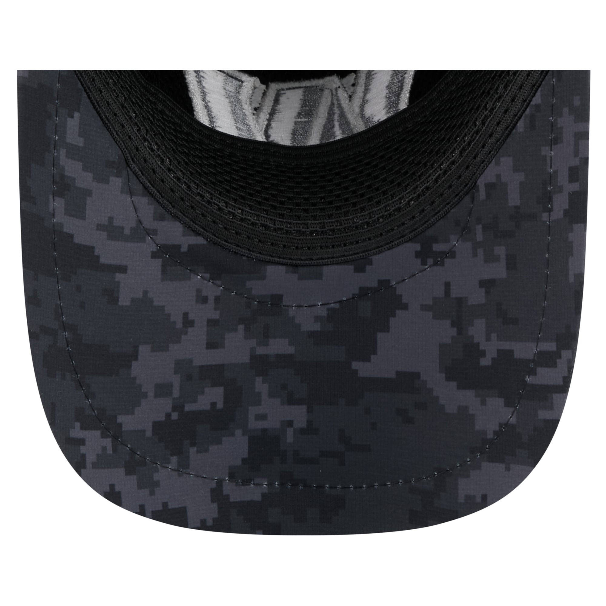 Men's New Era Black Washington Commanders 2026 Salute To Service Apex 9FORTY Adjustable Trucker Hat