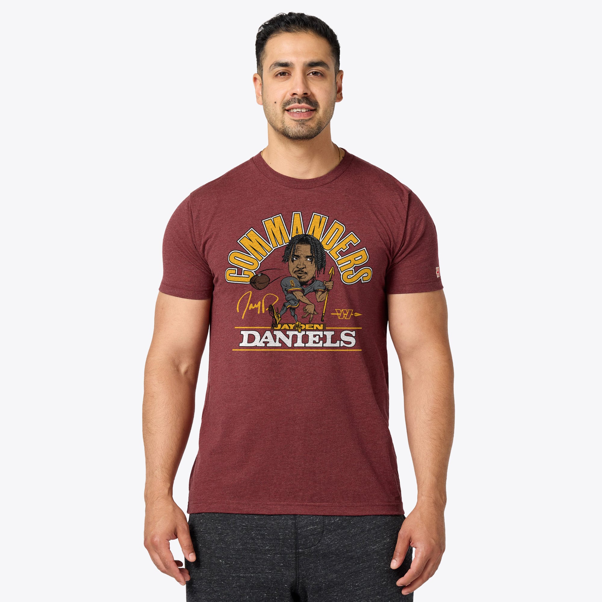 T-shirt unisexe en mélange de trois matières, hommage à Jayden Daniels, bordeaux, Washington Commanders, avec caricature du joueur