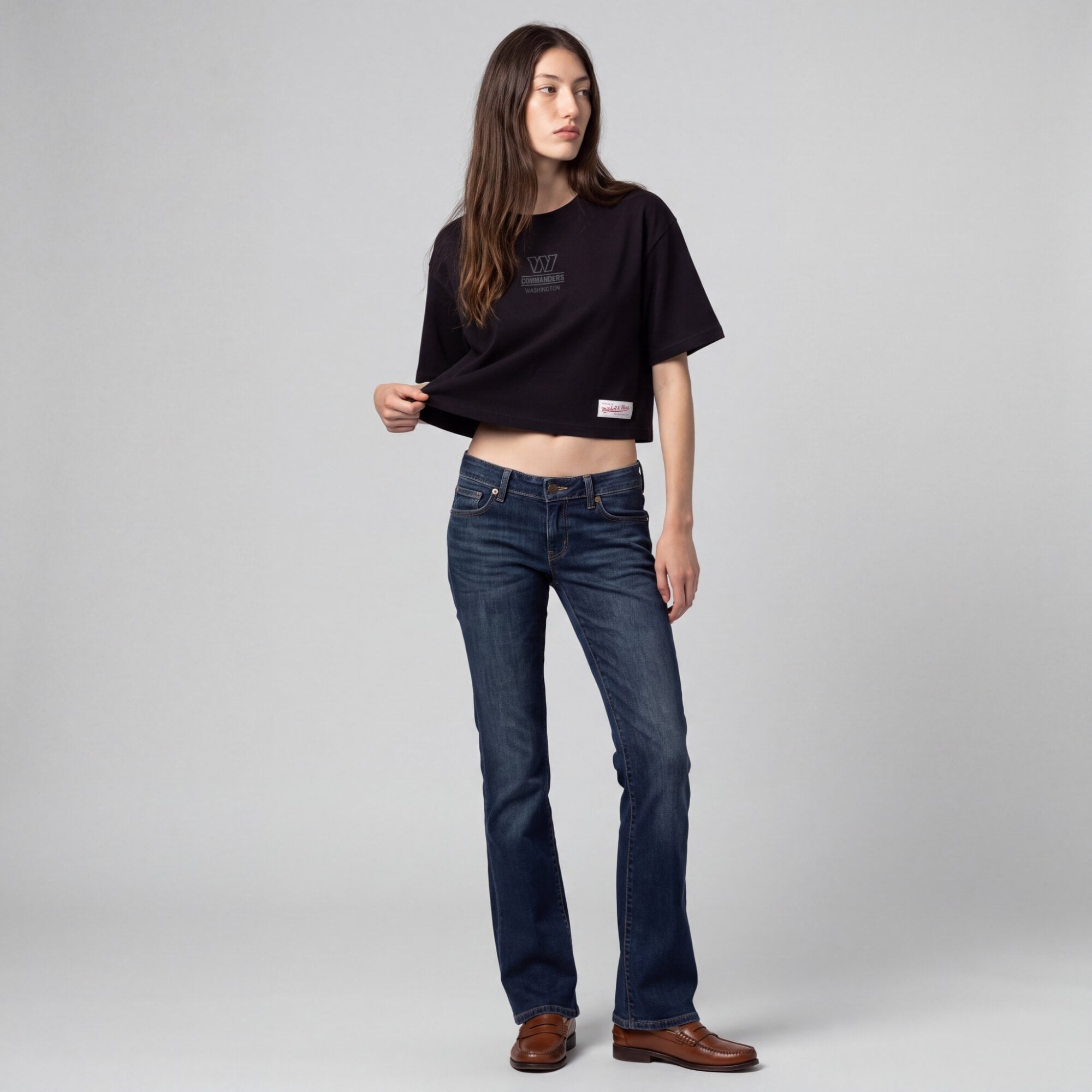 T-shirt court à logo micro noir Mitchell & Ness pour femme, collection Washington Commanders Core Essentials.