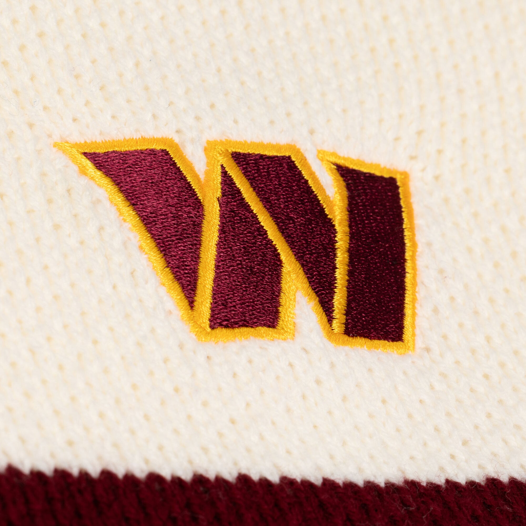 Pull col V Mitchell & Ness crème/noir Washington Commanders Retro Roots pour femme
