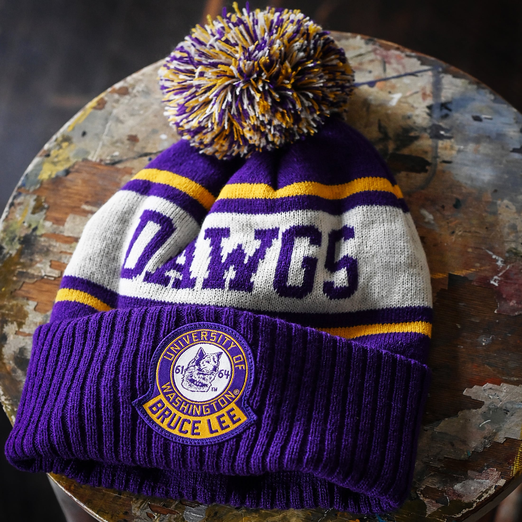 Bonnet unisexe Roots of Fight x Bruce Lee x Washington Huskies Purple Dawgs à revers et pompon