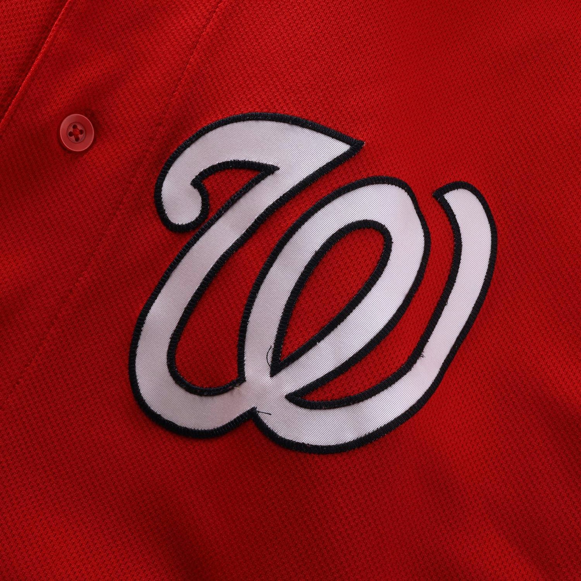 Maillot rouge n° 36 porté par Miles Mikolas (Washington Nationals) lors des matchs contre les Los Angeles Dodgers le 5 avril et contre les Baltimore Orioles le 17 mai 2026.