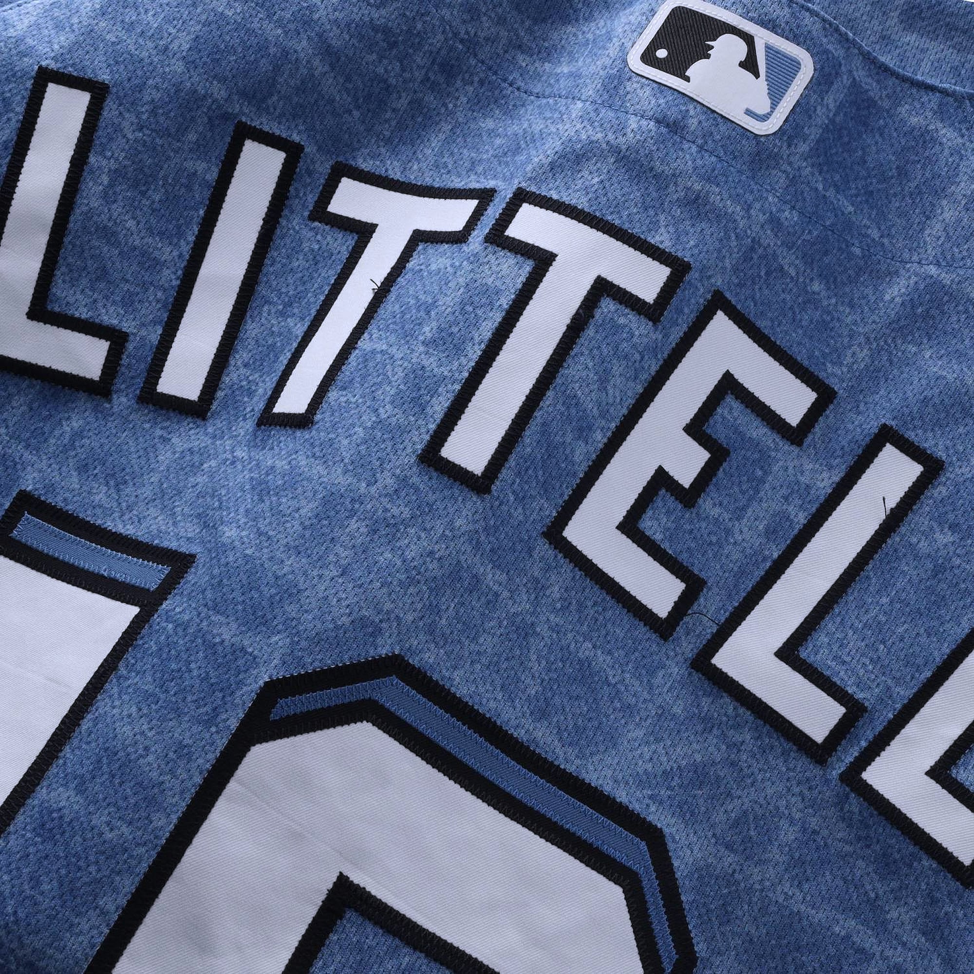 Maillot bleu City Connect n° 18 porté par Zack Littell des Washington Nationals lors du match contre les Los Angeles Dodgers le 4 avril 2026