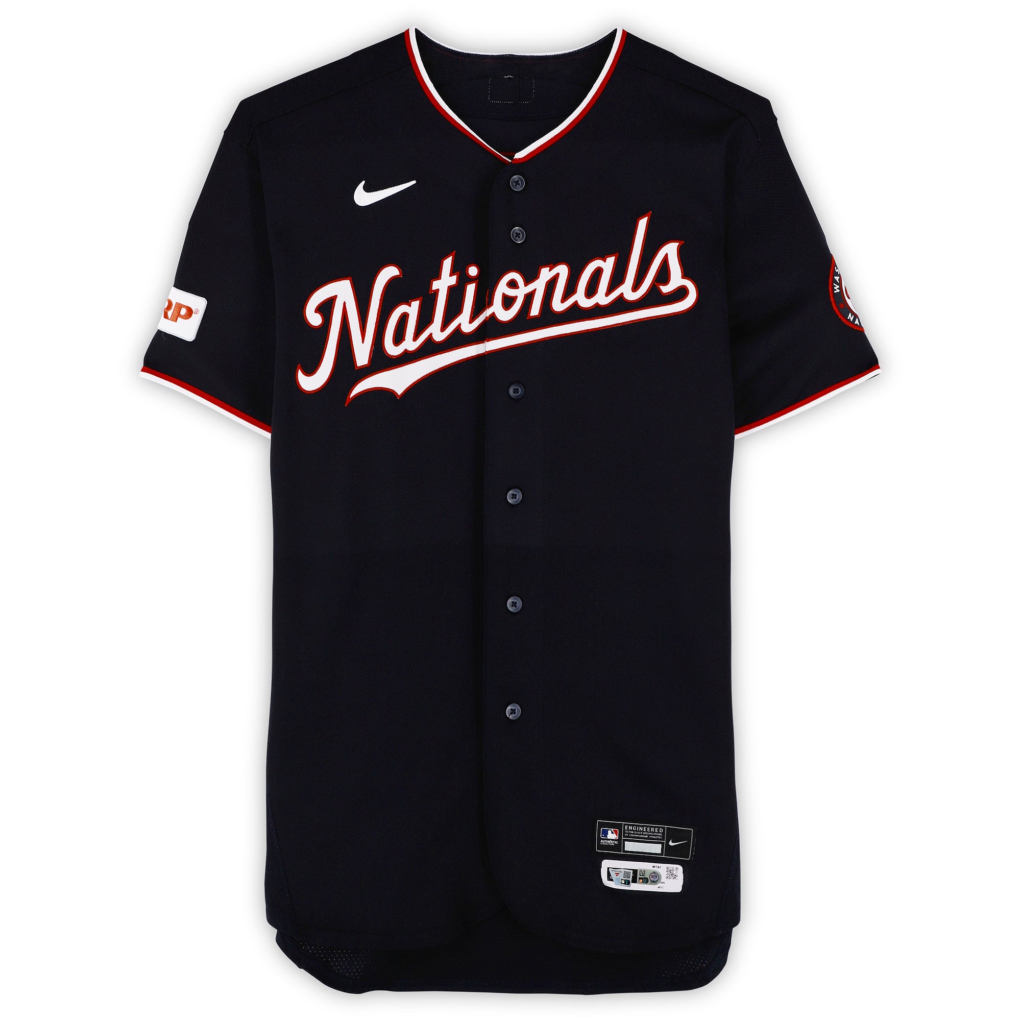 Maillot bleu marine n° 18 porté par Zack Littell des Washington Nationals lors des matchs des 14 avril, 15 mai et 10 juillet 2026