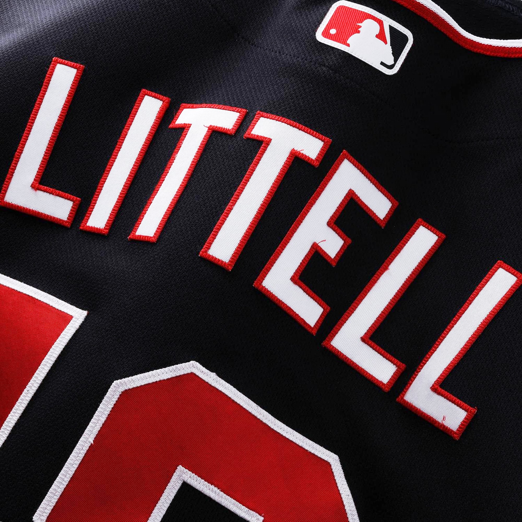Maillot bleu marine n° 18 porté par Zack Littell des Washington Nationals lors des matchs des 14 avril, 15 mai et 10 juillet 2026