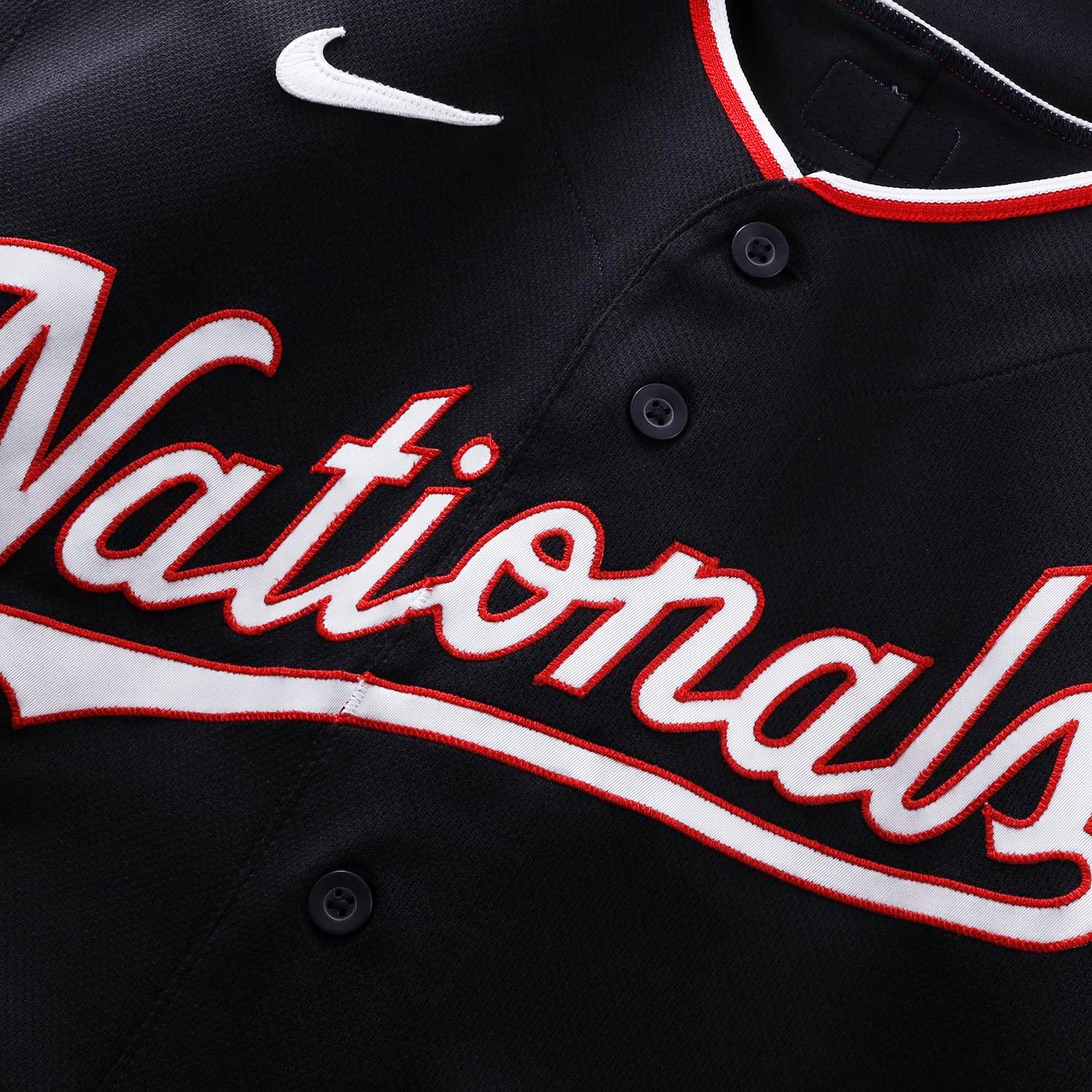 Maillot bleu marine n° 18 porté par Zack Littell des Washington Nationals lors des matchs des 14 avril, 15 mai et 10 juillet 2026