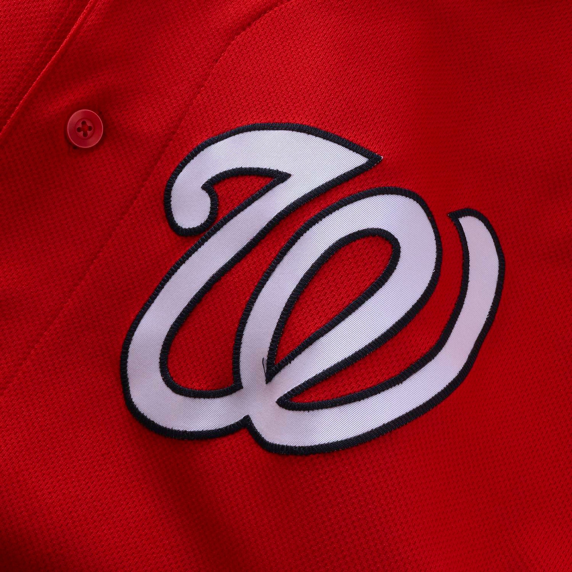 Maillot rouge n° 18 porté par Zack Littell des Washington Nationals lors du match contre les San Diego Padres le 31 mai 2026