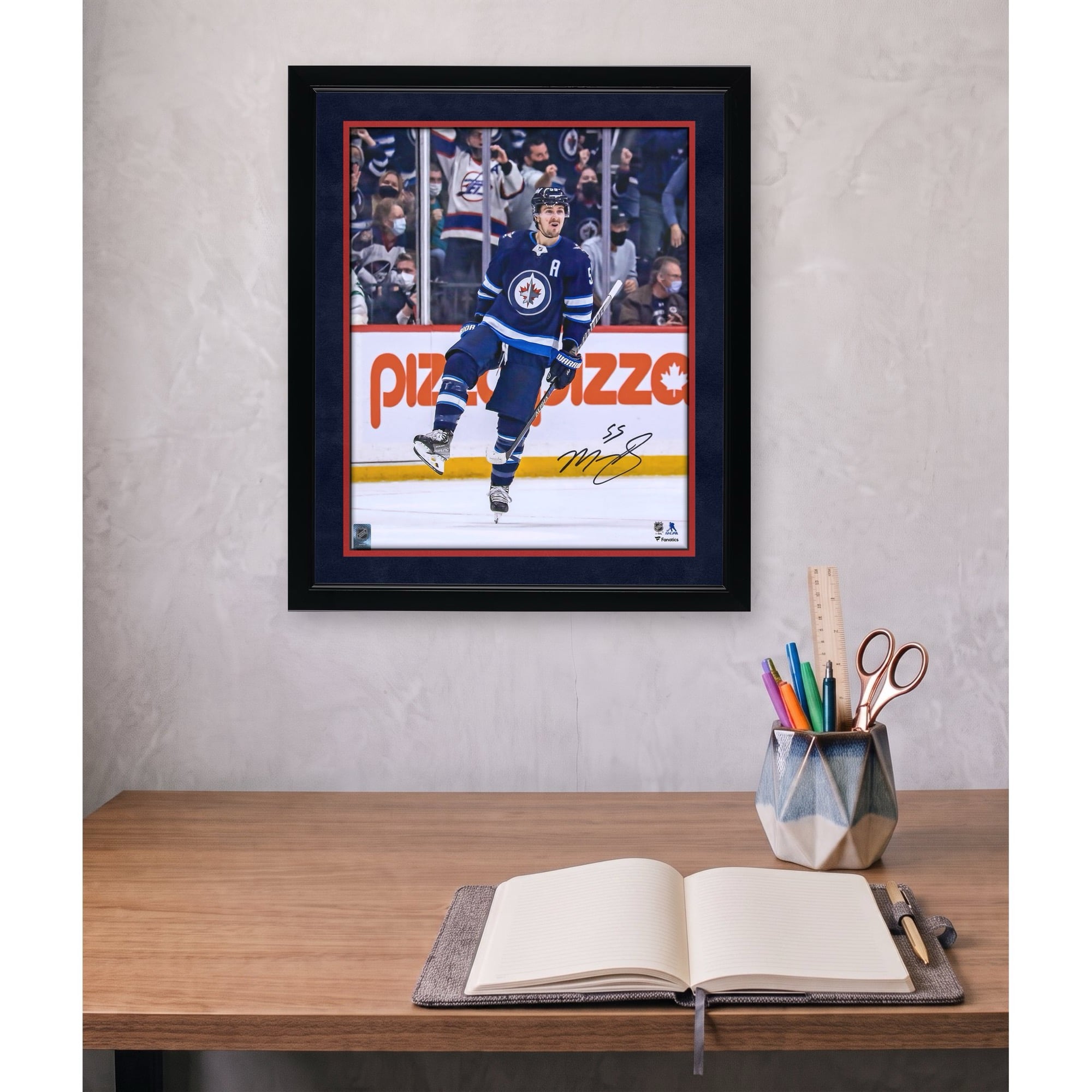 Photo de célébration du maillot bleu marine autographié par Mark Scheifele des Jets de Winnipeg (16 po x 20 po)