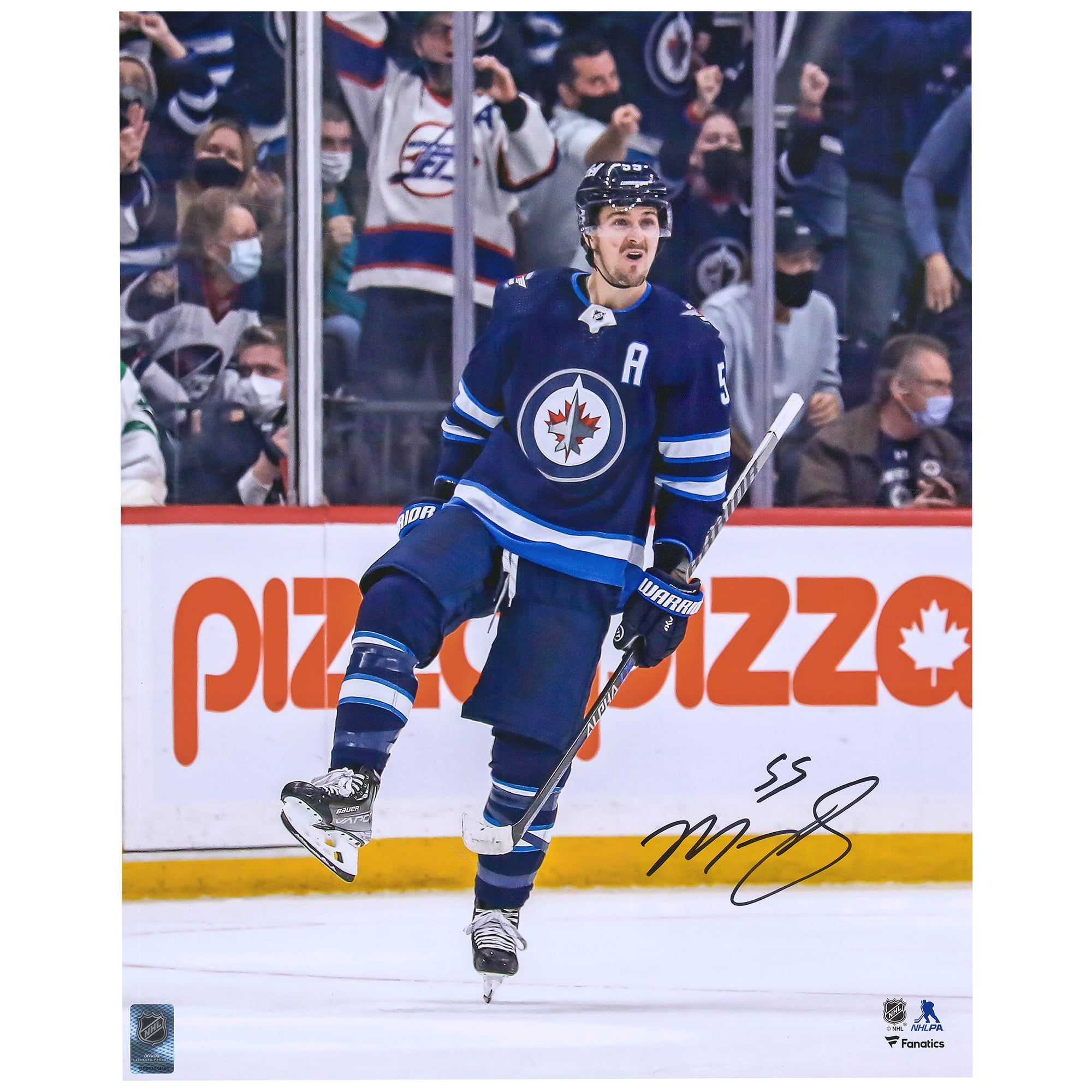 Photo de célébration du maillot bleu marine autographié par Mark Scheifele des Jets de Winnipeg (16 po x 20 po)