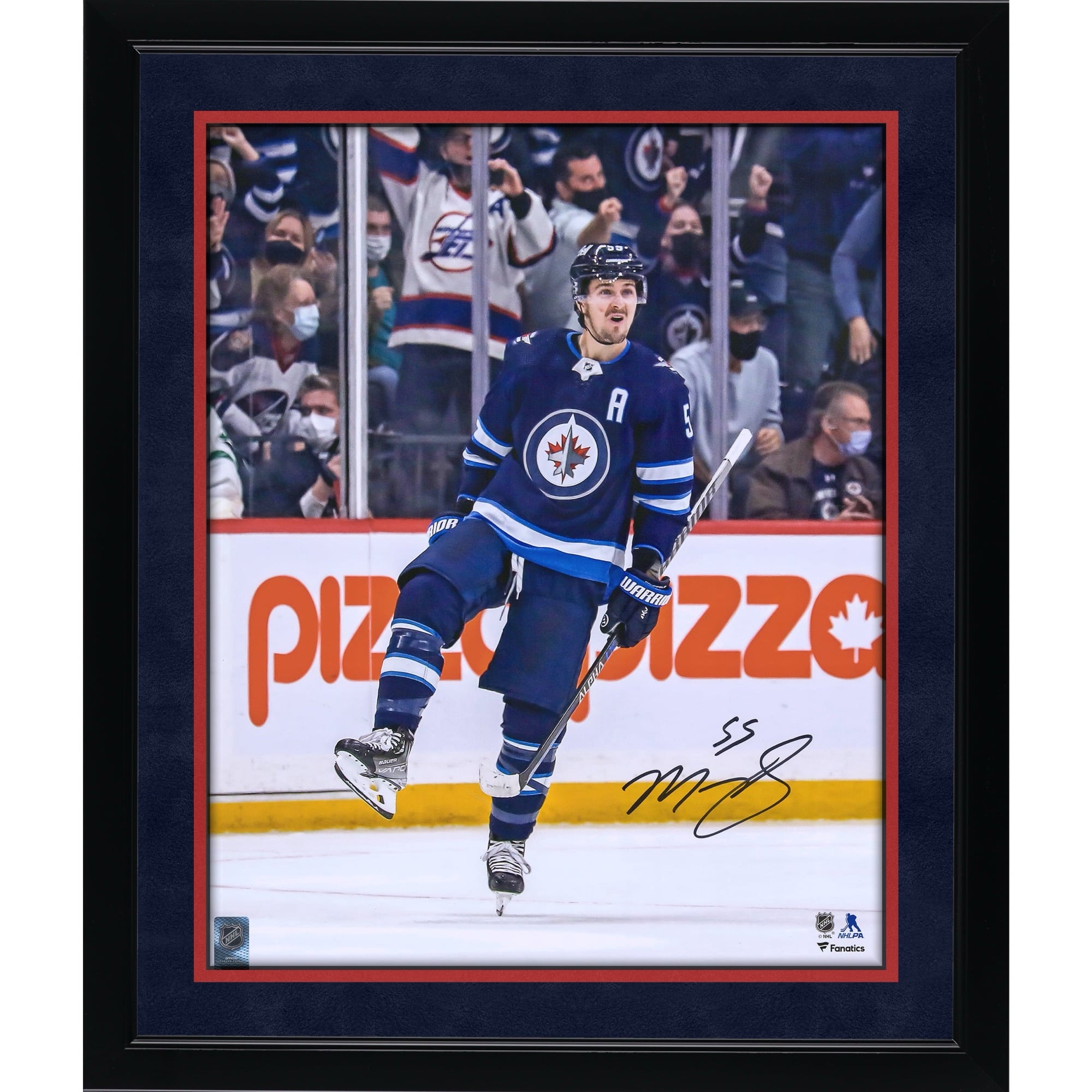 Photo de célébration du maillot bleu marine autographié par Mark Scheifele des Jets de Winnipeg (16 po x 20 po)