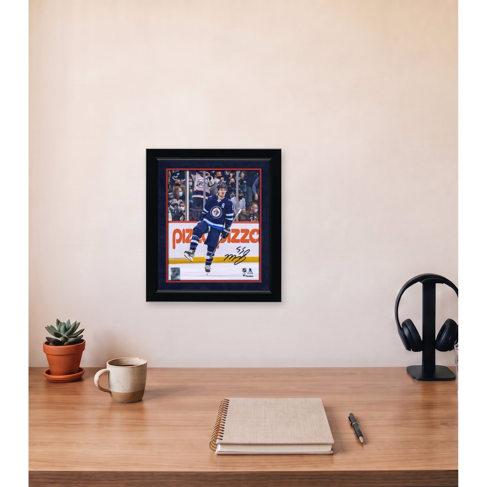 Photo de célébration du maillot bleu marine autographié par Mark Scheifele des Jets de Winnipeg (8 po x 10 po)