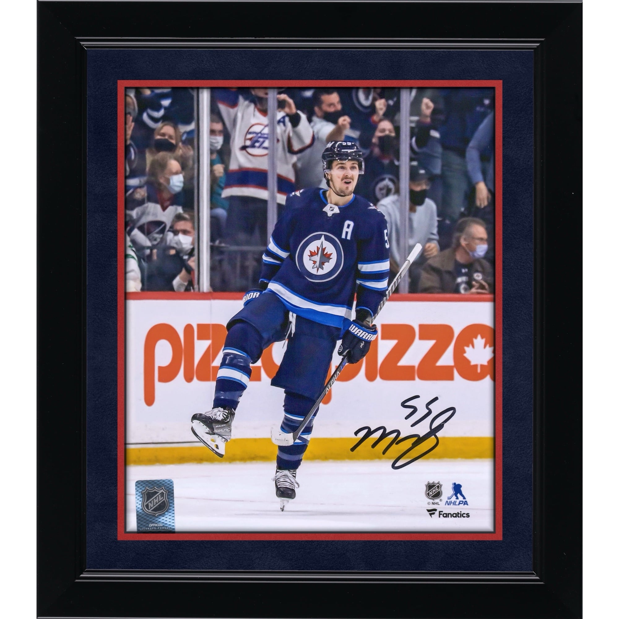 Photo de célébration du maillot bleu marine autographié par Mark Scheifele des Jets de Winnipeg (8 po x 10 po)